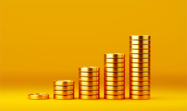 成堆的黄金硬币在明亮的黄色背景图片下载