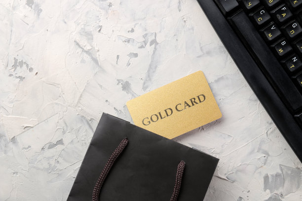 网上购物的概念。构图与折扣卡和购物袋上的光背景图片下载