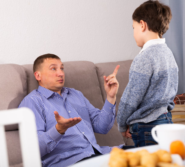 烦恼的爸爸训斥儿子图片下载