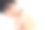 美丽年轻的亚洲女性高兴地将乳霜或乳液与保湿剂涂抹在皮肤上的肩膀，美丽的亚洲女孩应用护肤与化妆品化妆品的卫生和皱纹，皮肤护理的概念。图片下载
