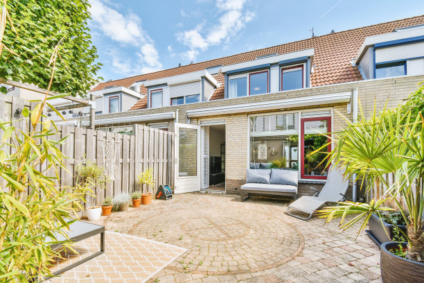 现代公寓的后院图片下载