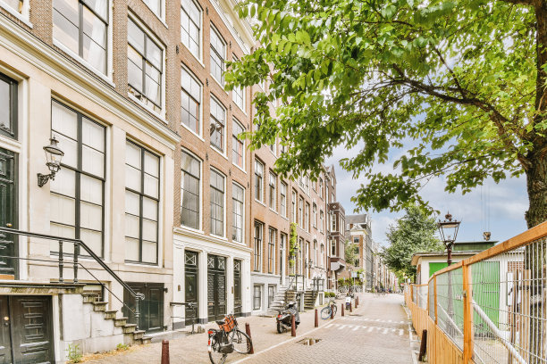 城市中一座砖砌住宅建筑的外立面图片下载