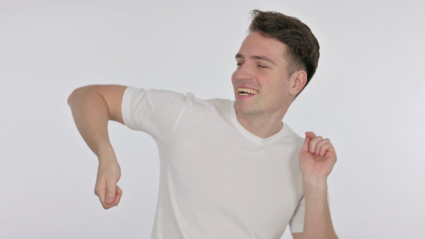 欣赏年轻人在白色背景下跳舞图片下载