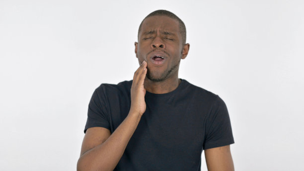 白人背景下的牙痛非洲青年图片下载