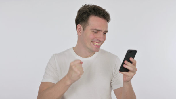 年轻人在白色背景的智能手机上庆祝图片下载