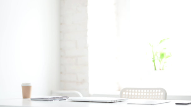 白色阁楼办公室办公桌上的关闭笔记本电脑图片下载