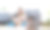 特写亚洲家庭的母女坐在餐桌上双手使用电脑，一起直播zoom在线交流，居家隔离呆在一起连接，教育休闲的人们。图片下载
