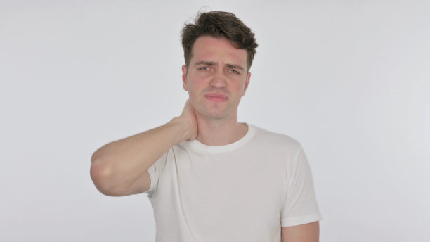 白色背景下脖子疼痛的年轻男子图片下载