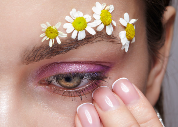 特写微距镜头的人类女性眼睛与粉红色的眼影图片下载