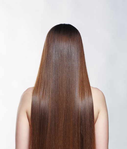 后面有一个留着棕色长发的女人。图片下载