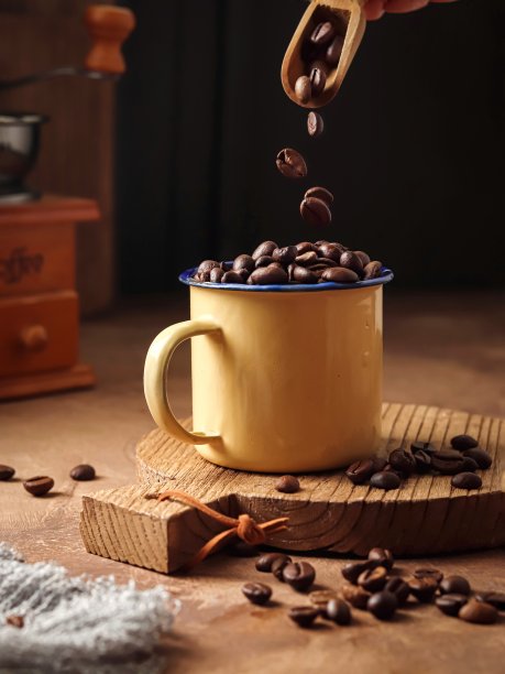 杯子里的咖啡豆，勺子里掉的咖啡豆。图片下载