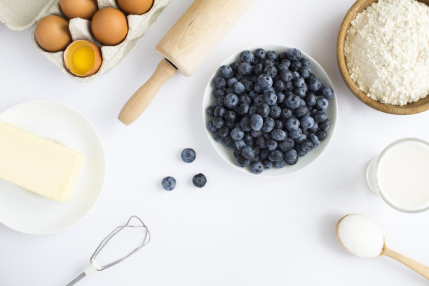 在白色背景上制作蓝莓派或蛋糕的配料的俯视图。副本的空间。图片下载