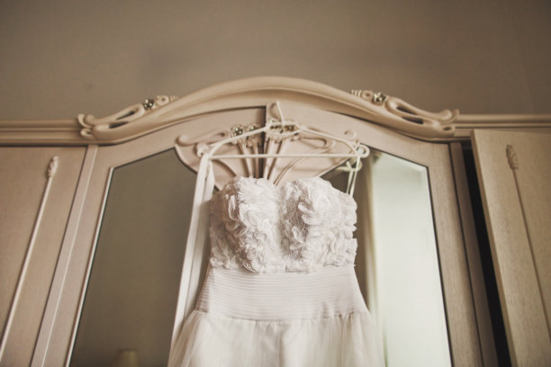白色衣柜上挂着婚纱图片下载