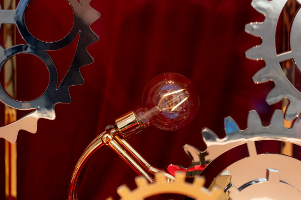 有灯和齿轮的圣诞装饰。图片下载