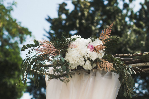 婚礼的拱门上有鲜花图片下载