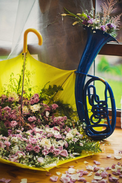 婚礼的拱门上有鲜花图片下载