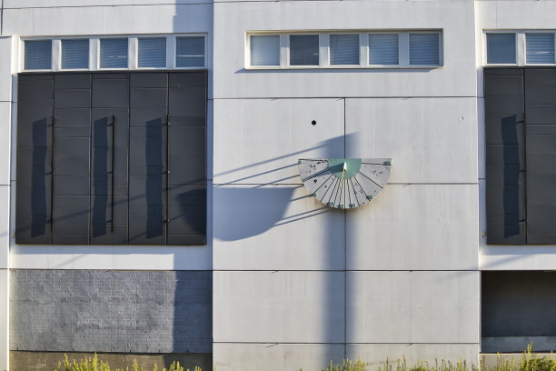 建筑物墙上的日晷图片下载