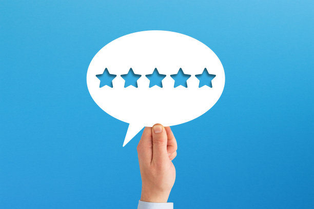 最好的评级。在蓝色背景的语音气泡中，手握五星形状。图片下载
