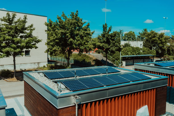 照片拼贴的太阳能电池板，光伏在一个房子的屋顶。替代电力来源。可持续资源的概念图片下载