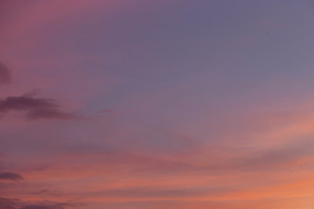 多云pink-purple日落。晚上的观点。夏天的背景图片下载