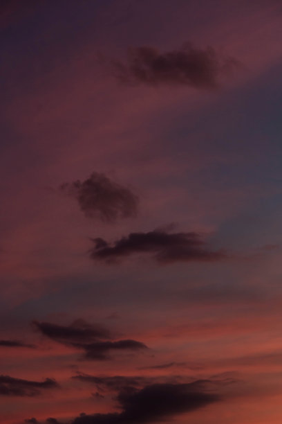 多云pink-purple日落。晚上的观点。夏天的背景图片下载