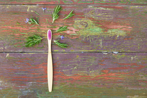 香草牙膏与迷迭香在一个旧的木制背景。平的。前视图。图片下载