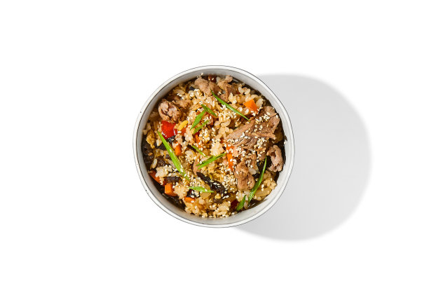 中国传统食品——牛肉蛋炒饭。碗里有炒饭、牛肉和蘑菇图片下载