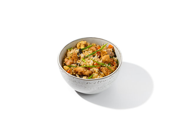 鸡蛋、鸡肉和蔬菜炒饭放在白色的底上。中国传统食品——陶瓷炒饭、鸡肉炒饭、鸡蛋炒饭图片下载