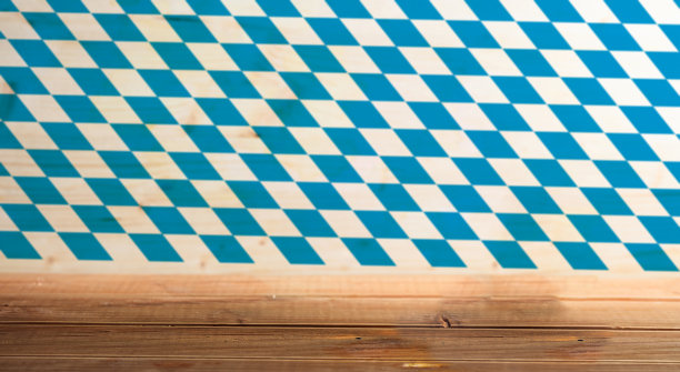 慕尼黑啤酒节啤酒节模板。空的吧台，巴伐利亚国旗背景。图片下载