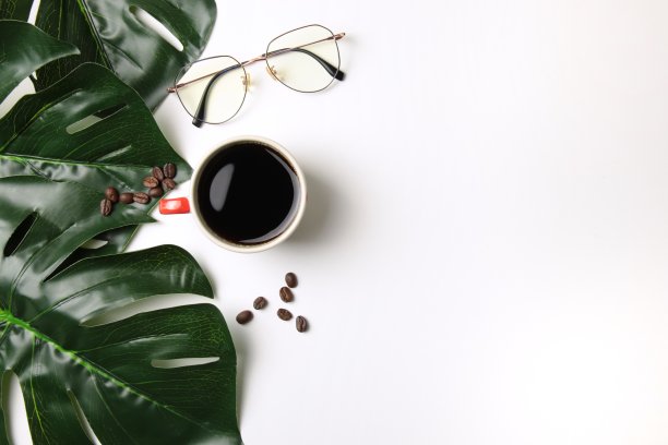 咖啡杯上有白色的树叶和眼镜图片下载