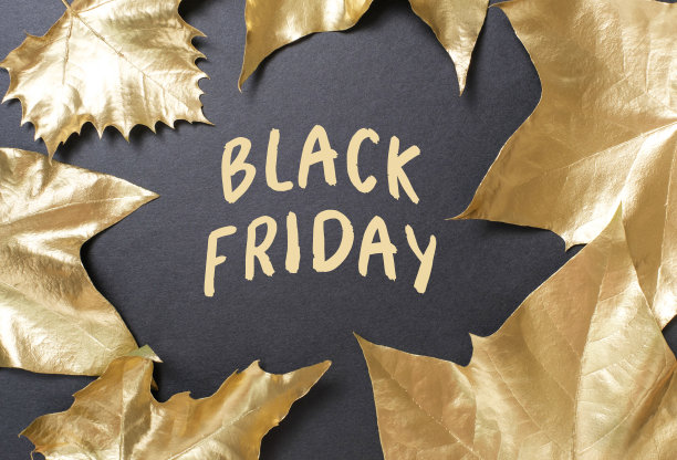 铭文黑色星期五和金色枫叶在黑色背景特写。图片下载