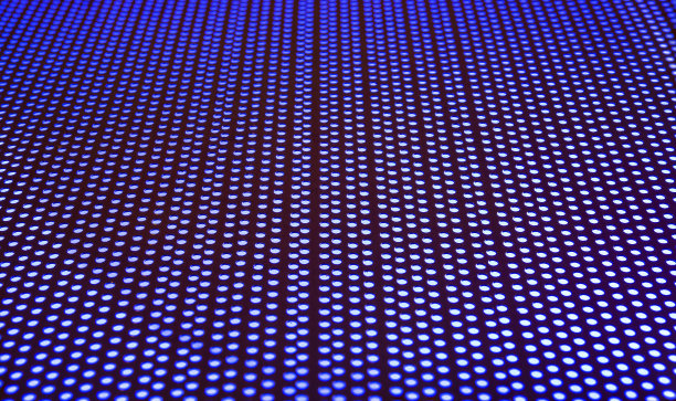 蓝光穿过带洞的金属片就成了墙纸图片下载