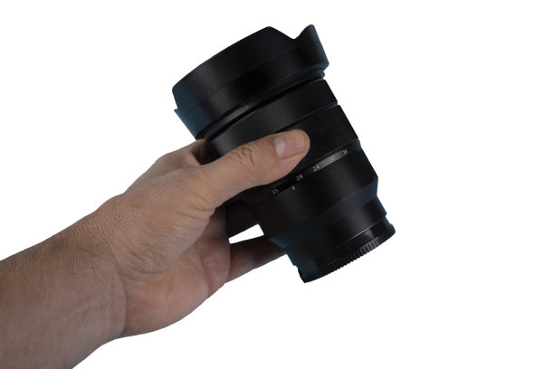 在透明背景上，男性手中的照相机镜头图片下载