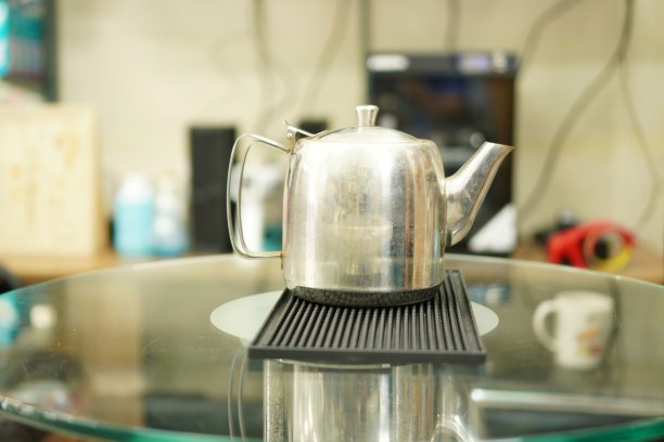 生活方式:这张照片是桌子上的茶壶，特写。图片下载