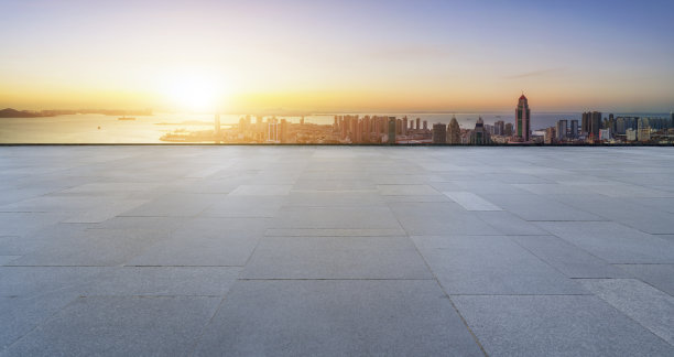 空地砖和城市建筑背景图片下载