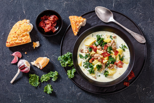 Zupa Tuscany，黑色碗托斯卡纳汤，俯视图图片下载