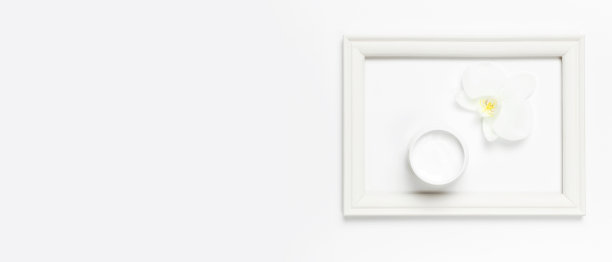 白色化妆品瓶容器在白色背景俯视图平放置与空间的文字。化妆品SPA品牌模型，天然有机美容产品概念，极简主义化妆品风格图片下载