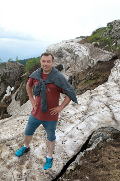 夏天，人们站在拉古-纳基高原的冰川上图片下载