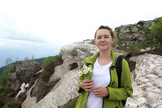 妇女在拉古-纳基高原的冰川前摆姿势图片下载