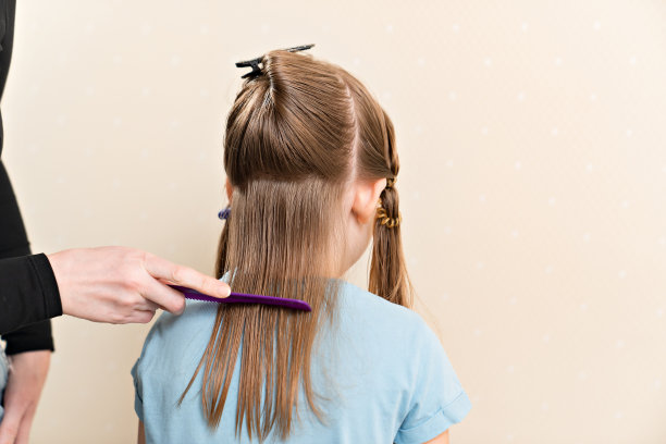 妈妈在给女儿理发前先给她梳头图片下载