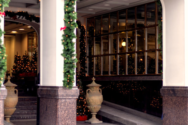 圣诞装饰来自屋外，五颜六色的节日彩灯，节日照明。图片下载