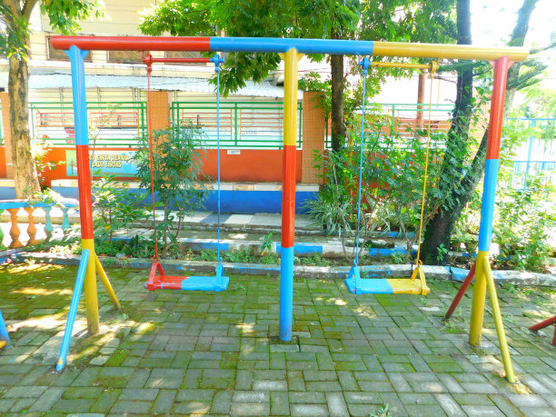 儿童公园里五颜六色的秋千图片下载