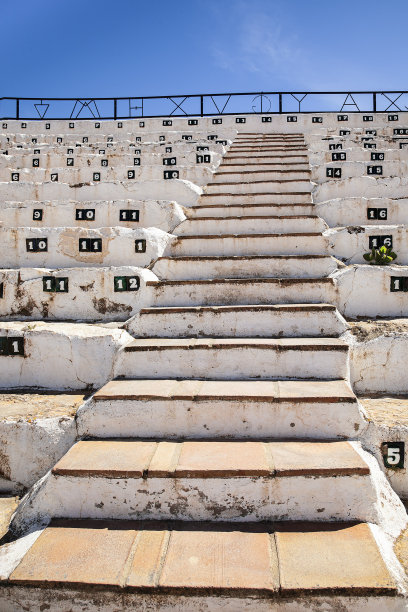 西班牙安达卢西亚Mijas斗牛场的水泥楼梯和编号座位图片下载