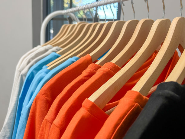 五颜六色的衣服或t恤挂在衣架上图片下载