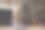 小女孩的礼物盒在金色美丽的圣诞树背景在节日的客厅在舒适的家。圣诞快乐，新年快乐。复制文本空间图片下载