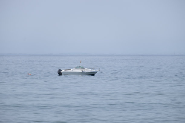 埃斯特波纳海滩上的小型巡逻艇。图片下载