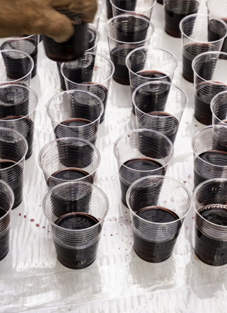 塑料酒杯盛酒图片下载