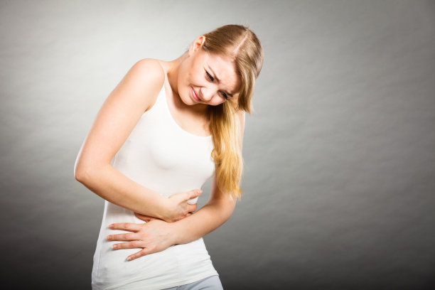 女人肚子疼。图片下载