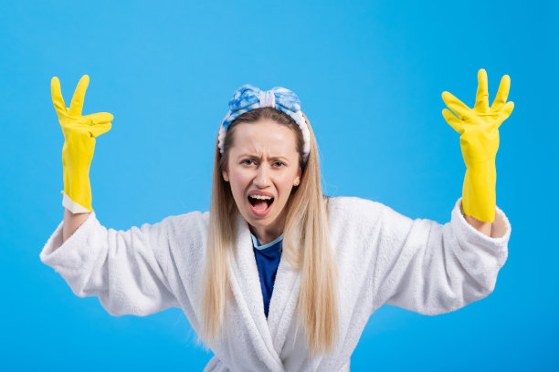 一个穿着晨袍、头带、蓬头垢面、紧张不安的女人开始了一天的清洁工作，她是一个女佣、一个家庭帮佣、一个因缺乏家人帮助而生气的妻子图片下载