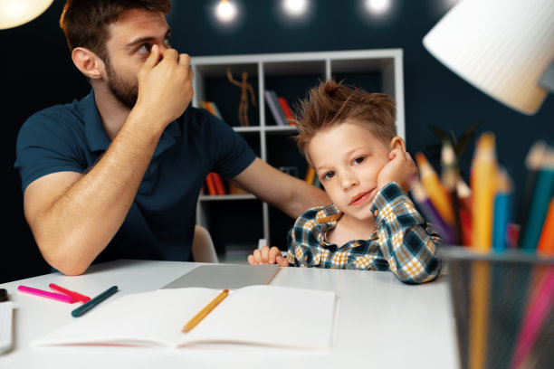 爸爸和儿子一起做作业图片下载